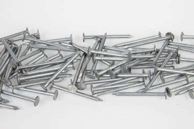 Beyaz arka planda metal konstrüksiyon çivileri.