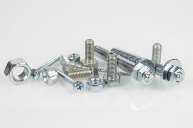 Beyaz arka planda çelik cıvata ve fındık