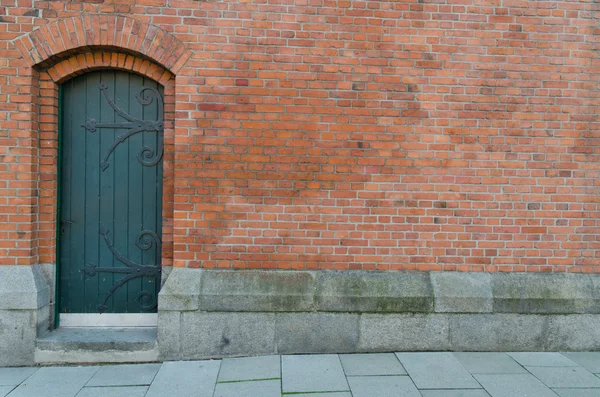 kapı - kırmızı duvar eski