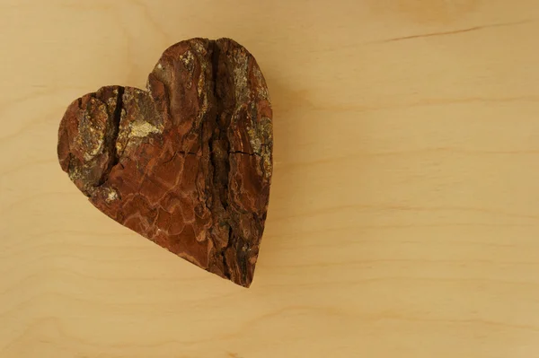 renkli arka plan üzerinde ahşap kalp