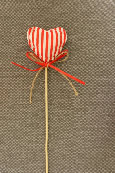 ahşap çubuk üzerinde kırmızı kalp