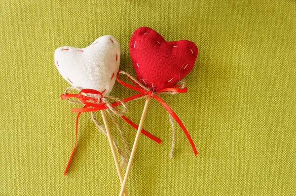 Corazón rojo en palo de madera — Foto de Stock