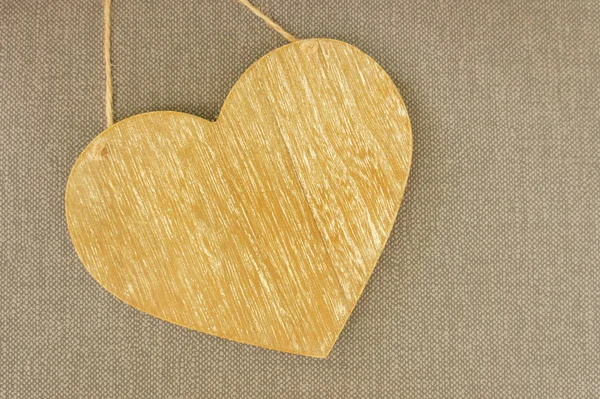 Coração de madeira no fundo colorido — Fotografia de Stock