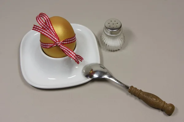 Złote jajko jajko Cup — Zdjęcie stockowe