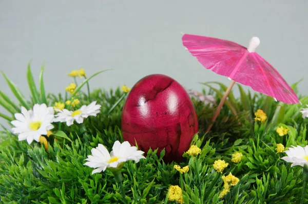 Oeufs de Pâques colorés sur une pelouse de vert artificiel — Photo