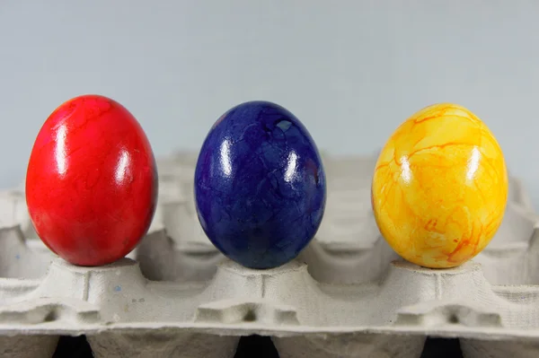 Huevos de Pascua de colores en una gama — Foto de Stock