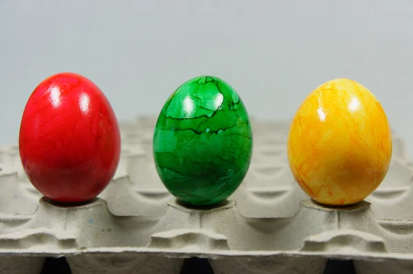 Красочные пасхальные яйца на ряд — стоковое фото