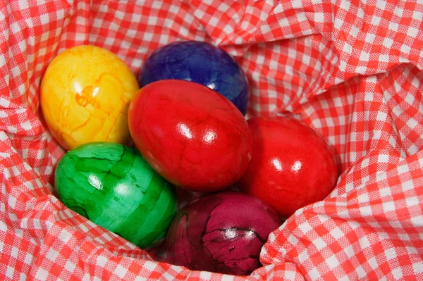 Huevos de colores en una servilleta roja y blanca — Foto de Stock