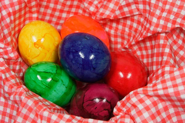Huevos de colores en una servilleta roja y blanca — Foto de Stock