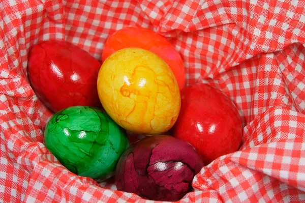 Huevos de colores en una servilleta roja y blanca — Foto de Stock