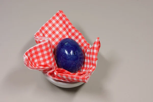 Яйцо в яйце на красно-белой клетчатой салфетке — стоковое фото