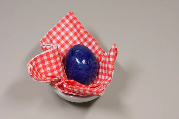Damalı yumurta eggcup kırmızı beyaz peçete