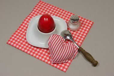 Damalı yumurta eggcup kırmızı beyaz peçete