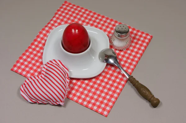 Huevo en taza de huevo en servilleta a cuadros blanca roja — Foto de Stock