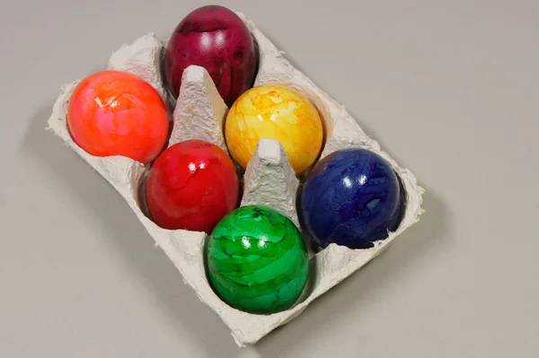 Seis huevos de colores en una caja — Foto de Stock
