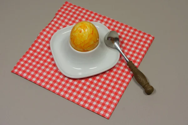 Jajko w Bianco na czerwono biała kratka serwetka — Zdjęcie stockowe