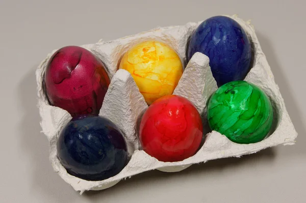 Цветные яйца в коробке — стоковое фото