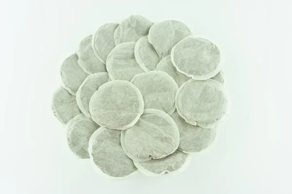 Beyaz arka plan üzerinde yatan birçok kahve pods