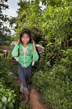 yakacak odun taşıyan