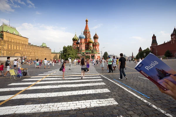 Tourists and the Cathedral of St. Basil — Stock Photo, Image