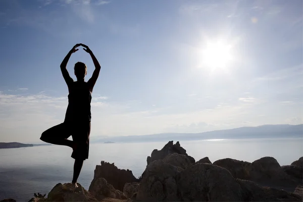 Yoga em Baikal Fotos De Bancos De Imagens