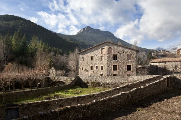 Táska??. Kis falu a Pireneusokban — Stock Fotó