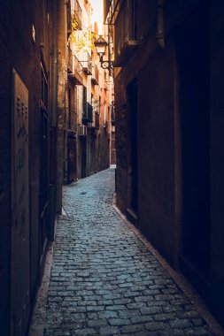 Eski Tortosa kasabası, gerekli özeni göstermeyerek yok edilen güzel bir mahalle.