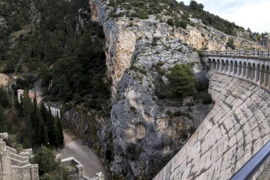 Pena rezervuarının baraj gölünün barajı. Teruel ili