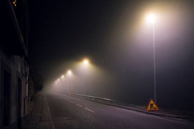 İspanya 'nın kırsal kesimindeki bir köyün kenarında aysız bir gece yapay sokak lambalarıyla aydınlatılmış.