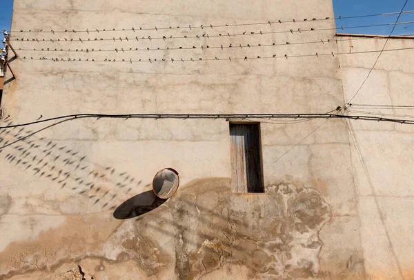 Schatten Von Schwalben Auf Dem Telefonkabel Einer Hausfassade Dorf Corbera — Stockfoto