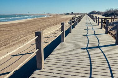 Akdeniz 'deki Ebro Nehri' nin ağzındaki doğal parka giden kuşları izlemek için De Hide 'nin gölgesi.