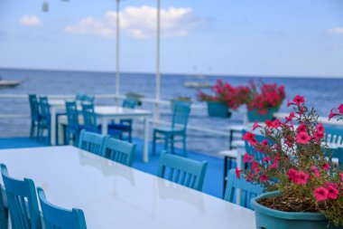  Tahta masa, deniz manzaralı sandalyeler, turizm için yaz konsepti, seyahat. Seçili odak noktası