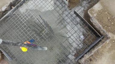 4K Havacılık inşaat işçisi inşaat sahasına beton döküyor