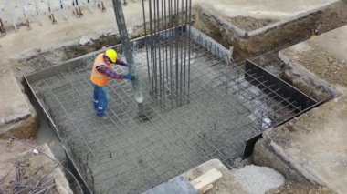 4K Havacılık inşaat işçisi inşaat sahasına beton döküyor