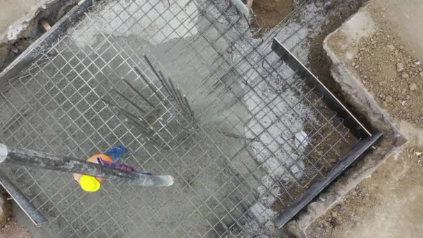 Rekaman Udara Pekerja Konstruksi Menuangkan Beton Lokasi Konstruksi — Stok Video