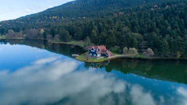 Golcuk Milli Parkı Bolu Türkiye 'nin hava manzarası. Ulusal Park 'taki ormanın içindeki Tahta Göl evi.