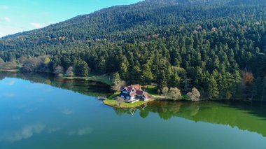 Golcuk Milli Parkı Bolu Türkiye 'nin hava manzarası. Ulusal Park 'taki ormanın içindeki Tahta Göl evi.