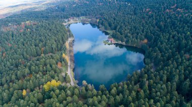 Golcuk Milli Parkı Bolu Türkiye 'nin hava manzarası. Ulusal Park 'taki ormanın içindeki Tahta Göl evi.