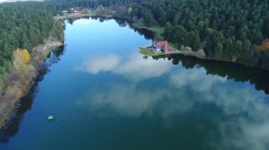 Golcuk Milli Parkı Bolu Türkiye 'nin 4K hava görüntüsü. Ulusal Park 'taki ormanın içindeki Tahta Göl evi.