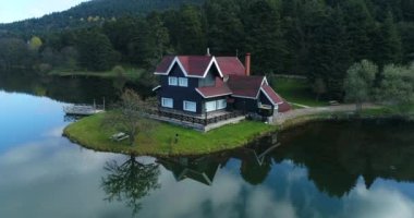Golcuk Milli Parkı Bolu Türkiye 'nin 4K hava görüntüsü. Ulusal Park 'taki ormanın içindeki Tahta Göl evi.