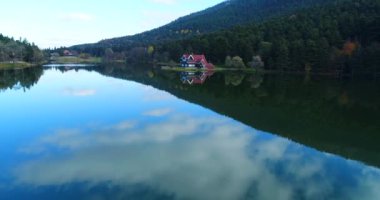 Golcuk Milli Parkı Bolu Türkiye 'nin 4K hava görüntüsü. Ulusal Park 'taki ormanın içindeki Tahta Göl evi.