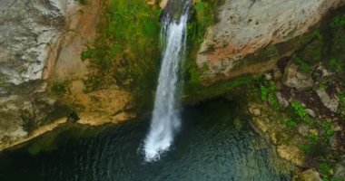 Kure Dağları Ulusal Parkı, Türkiye 'deki İlya Şelalesinin 4K Hava Görüntüleri