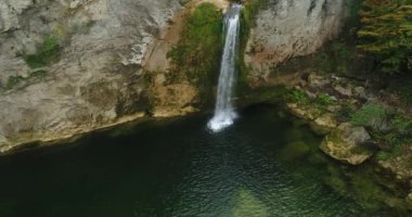 İlca Şelalesi 'nin Kre Dağları Ulusal Parkı' ndaki 4K Hava Görüntüleri