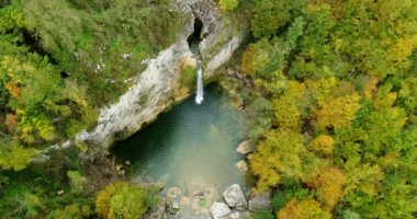 İlca Şelalesi 'nin Kre Dağları Ulusal Parkı' ndaki 4K Hava Görüntüleri