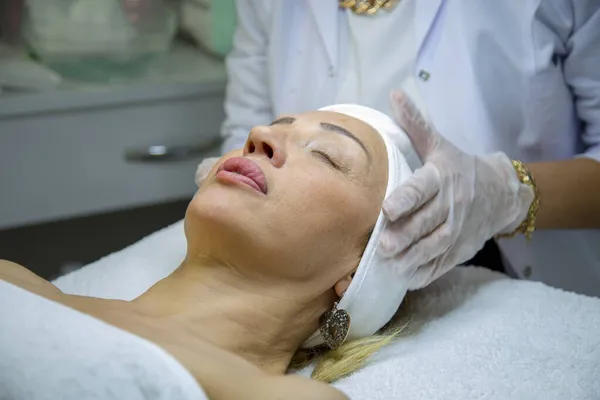 Máscara Peeling Facial Tratamento Beleza Spa Cuidados Com Pele Mulher — Fotografia de Stock