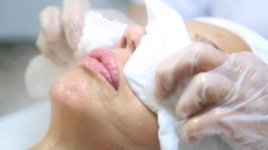 Yüz soyma maskesi, kaplıca güzellik tedavisi, cilt bakımı. Güzellik salonunda yüz bakımı yaptıran bir kadın. Güzel bir kadın güzellik merkezinde yüz masajı yaptırıyor.