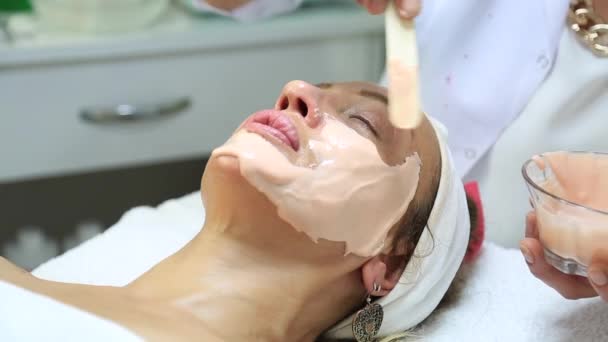 Gesichtspeeling Maske Wellness Beauty Behandlung Hautpflege Frau Bekommt Gesichtsbehandlung Durch — Stockvideo