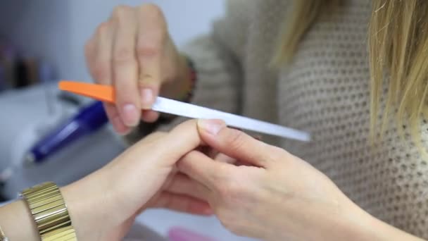 Primer Plano Una Mujer Salón Belleza Recibiendo Una Manicura Por — Vídeo de stock