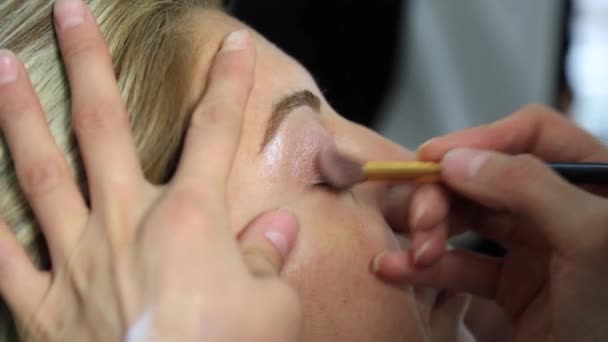 Proceso Hacer Maquillaje Maquillaje Artista Que Trabaja Con Cepillo Cara — Vídeo de stock
