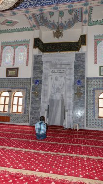 Ankara 'daki Merkez Camii' nde tek başına bir Müslüman namaz kılıyor